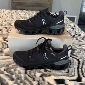 On Running Woman’s Black/Gray Trail Sneakers